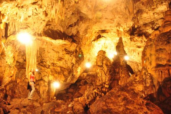 Impressionados com a amplitude e formações dos salões da Caverna de Lanquin, na região de Semuc Champey, na Guatemala